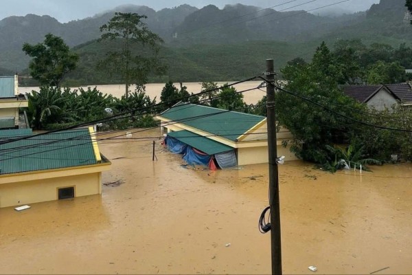 Sau khi bão Bualoi quét qua, nhiều vùng của tỉnh Nghệ An bị cô lập, ngập lụt lịch sử